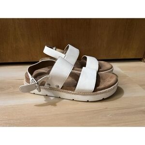 Time and Tru Women's White Sandals